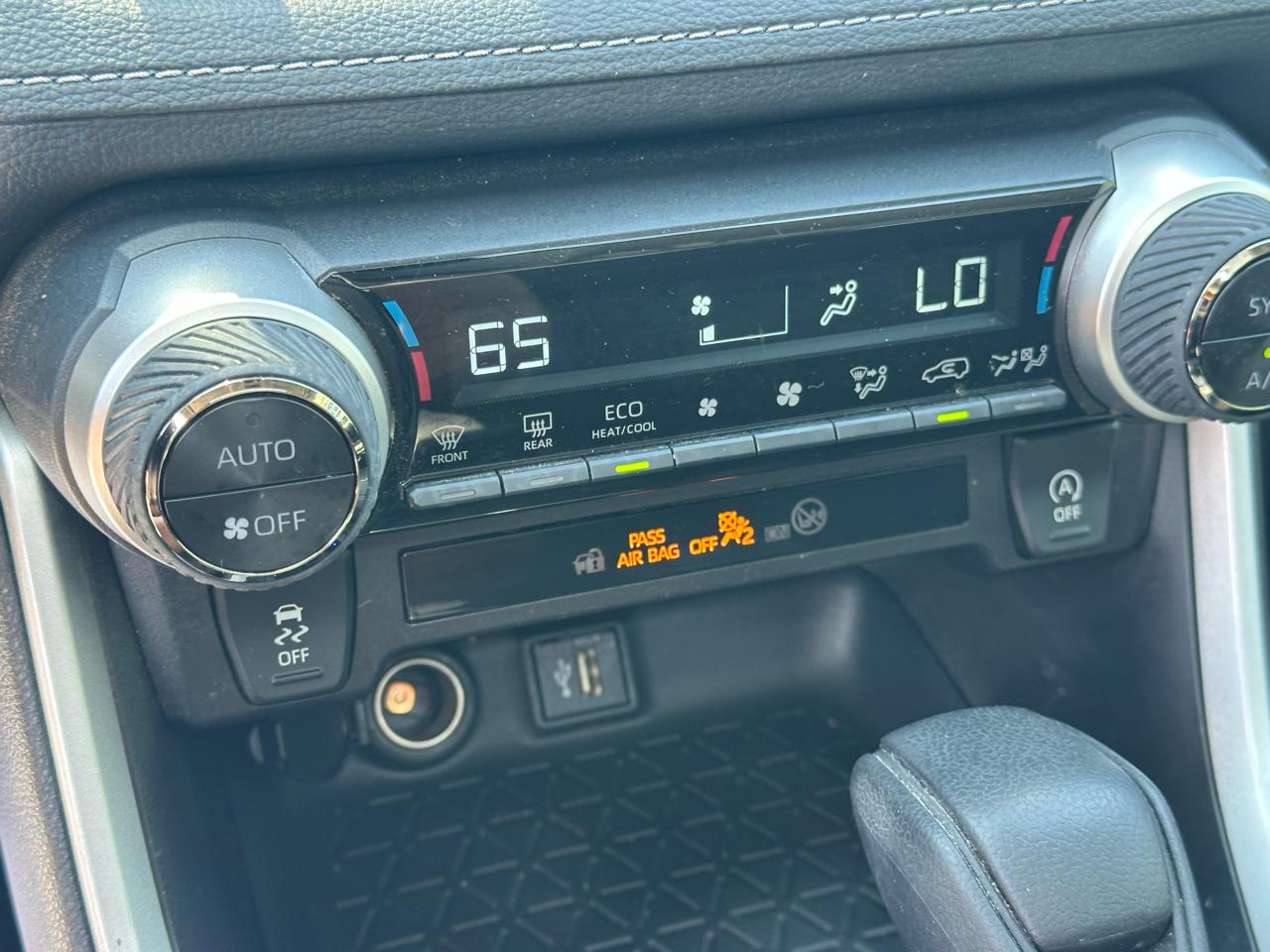 Toyota RAV4 XLE FWD (Natl) 2025