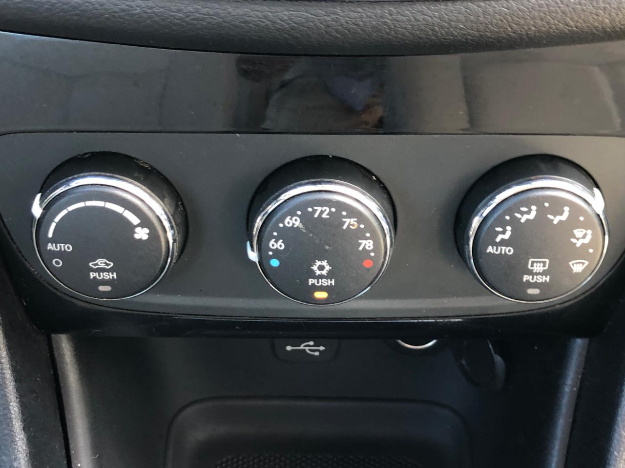 Chrysler 200 4dr Sdn Limited 2012