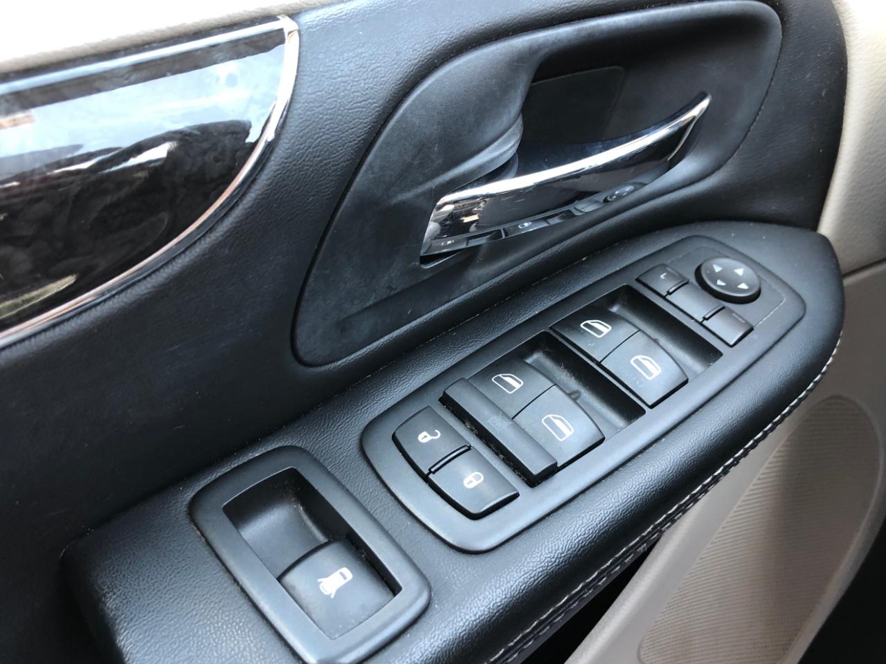 Chrysler Town & Country 4dr LX FWD 2016