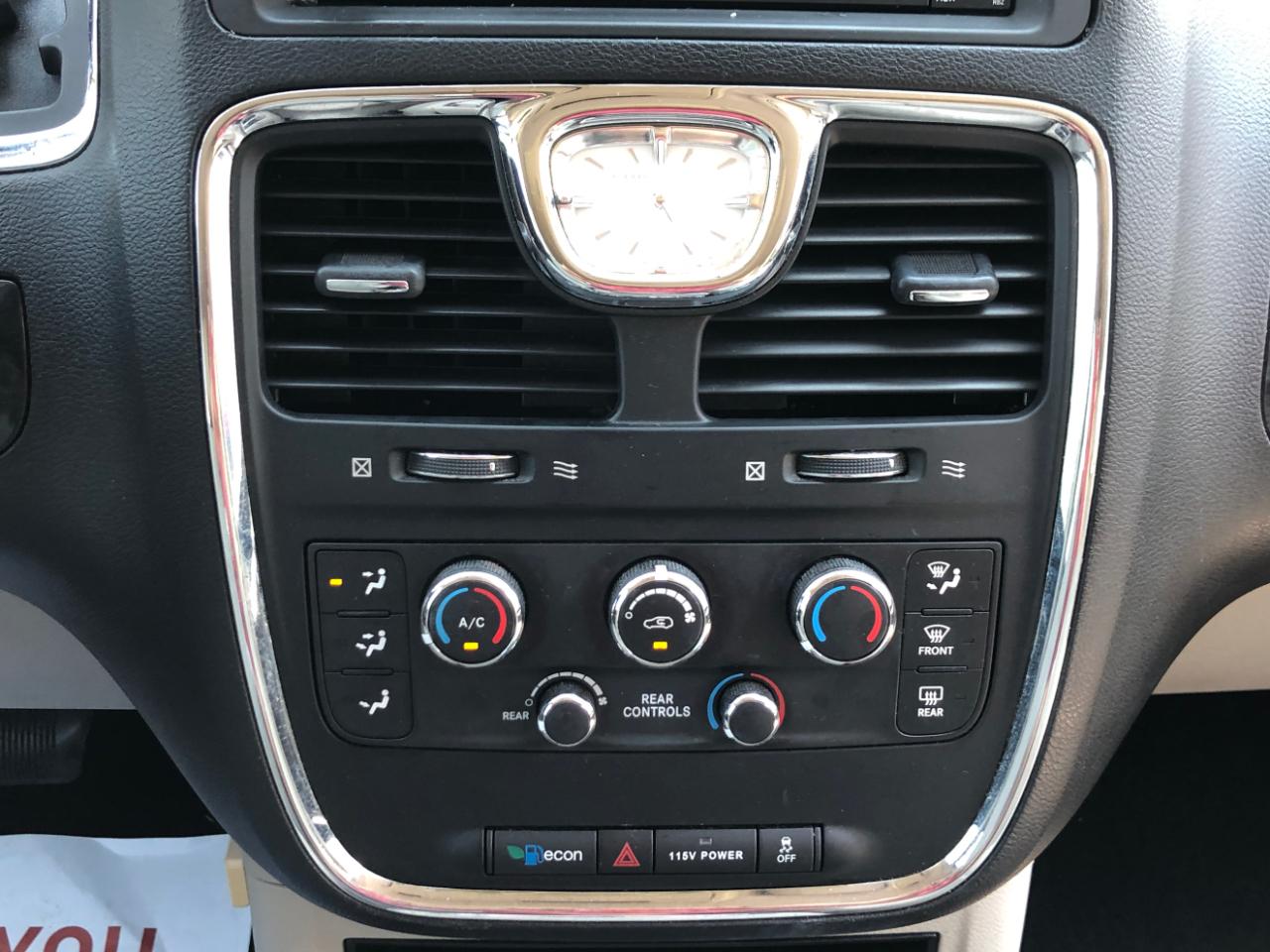 Chrysler Town & Country 4dr LX FWD 2016