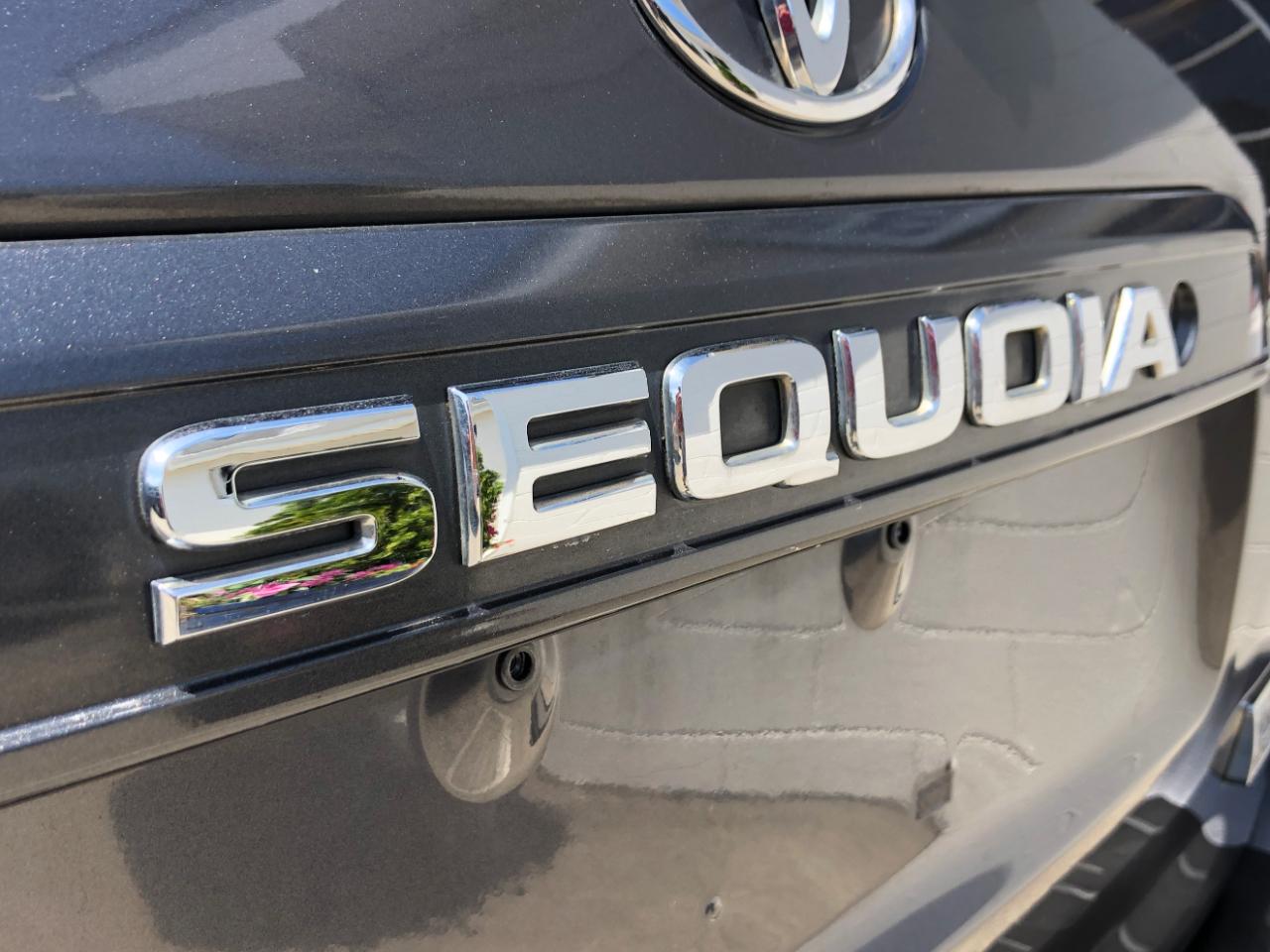 Toyota Sequoia RWD LV8 6-Spd AT SR5 (Natl) 2011