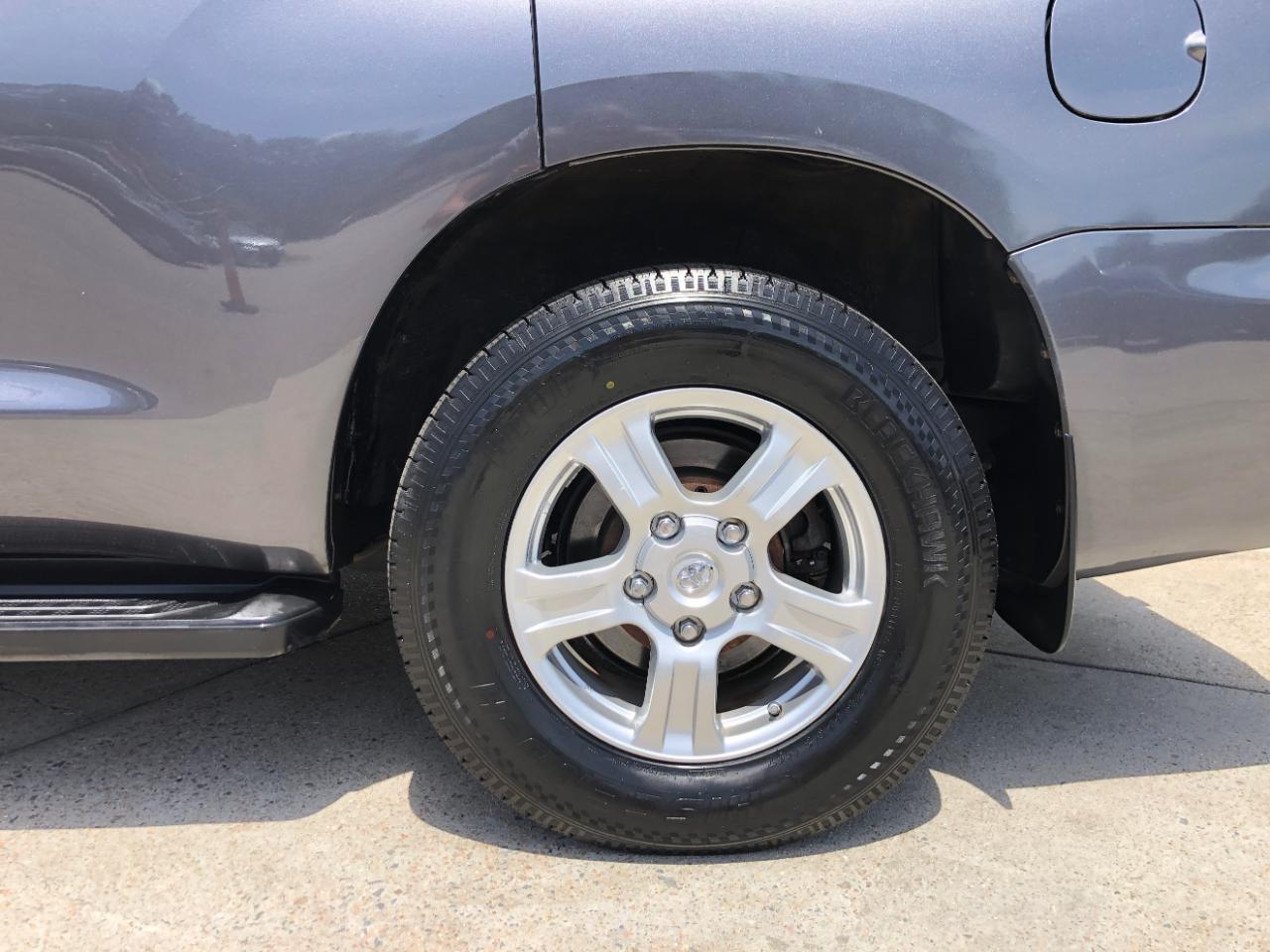 Toyota Sequoia RWD LV8 6-Spd AT SR5 (Natl) 2011