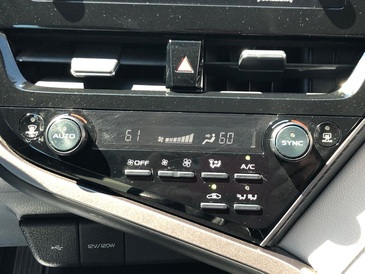 Toyota Camry Hybrid LE CVT (Natl) 2021