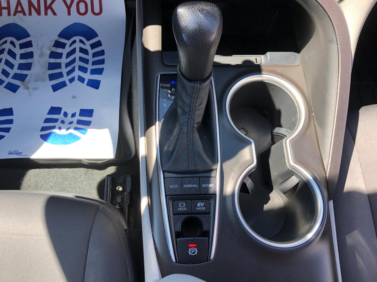 Toyota Camry Hybrid LE CVT (Natl) 2021