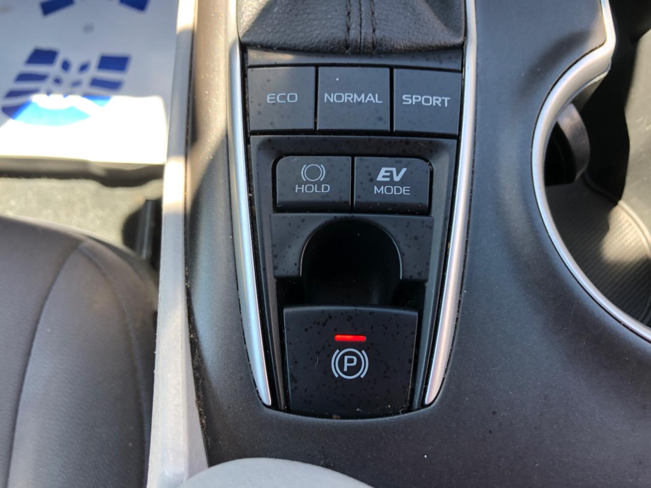 Toyota Camry Hybrid LE CVT (Natl) 2021