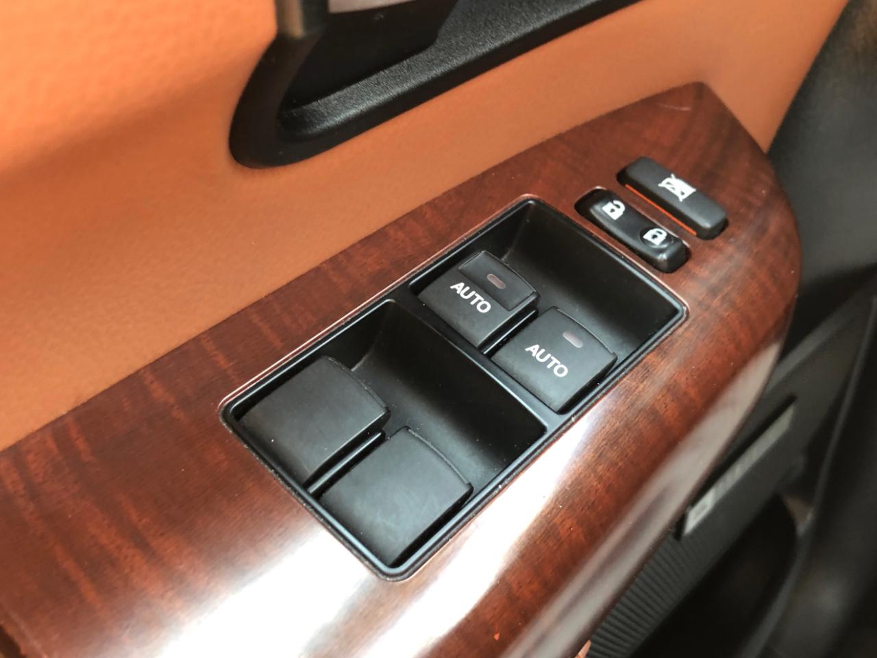 Toyota Sequoia Platinum RWD (Natl) 2017