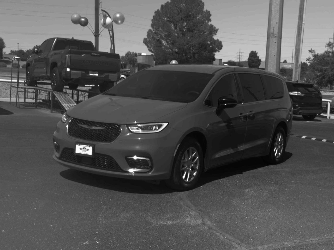 2023 Chrysler Pacifica Touring L's photo