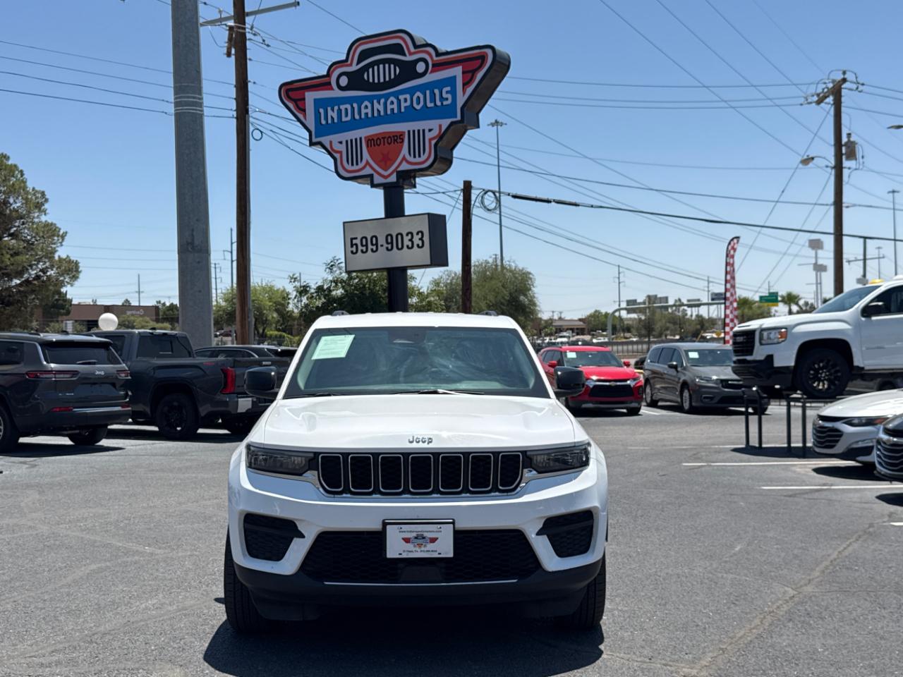 Jeep Grand Cherokee Laredo 4WD 2024