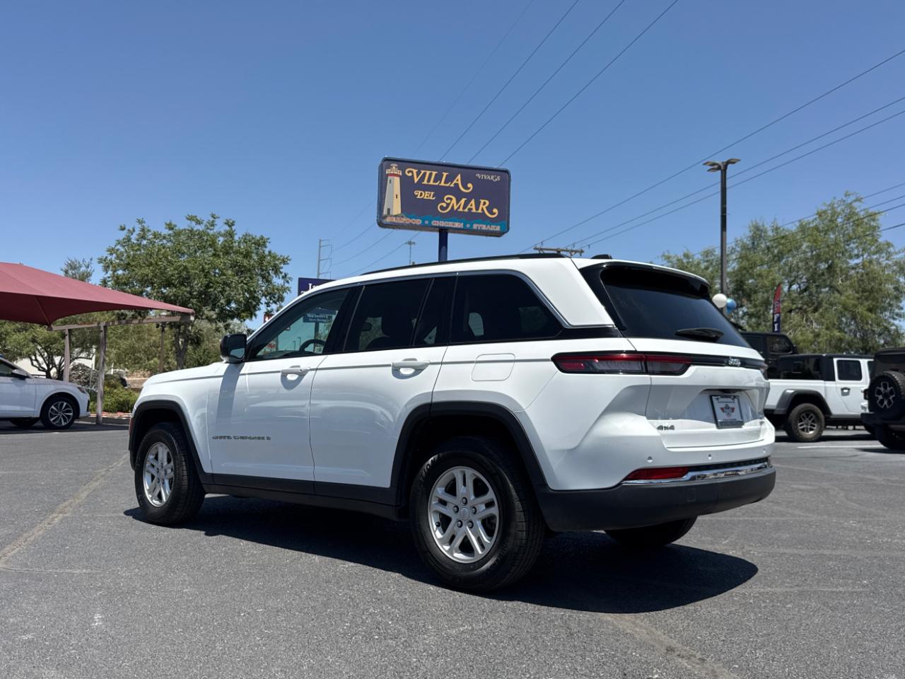 Jeep Grand Cherokee Laredo 4WD 2024