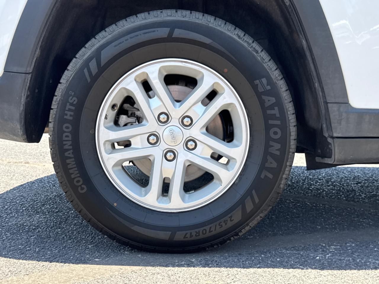 Jeep Grand Cherokee Laredo 4WD 2024