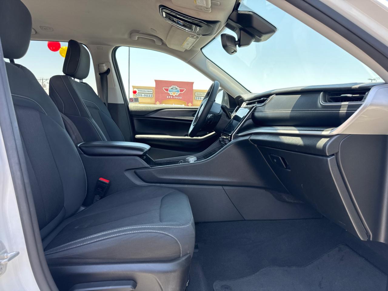 Jeep Grand Cherokee Laredo 4WD 2024