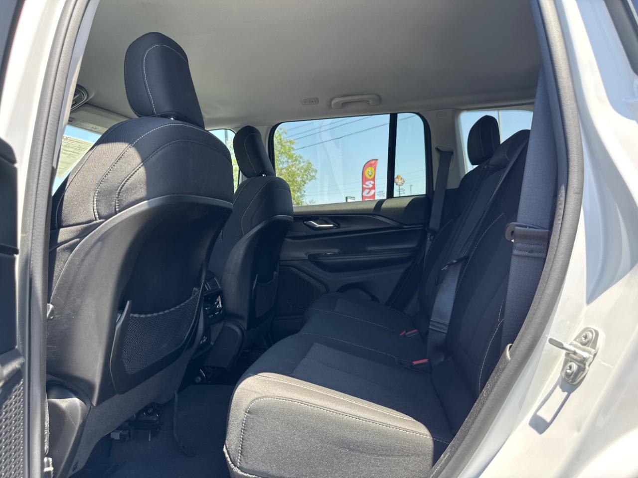Jeep Grand Cherokee Laredo 4WD 2024