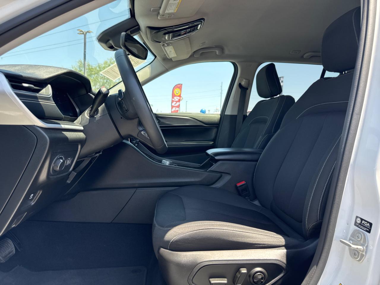 Jeep Grand Cherokee Laredo 4WD 2024