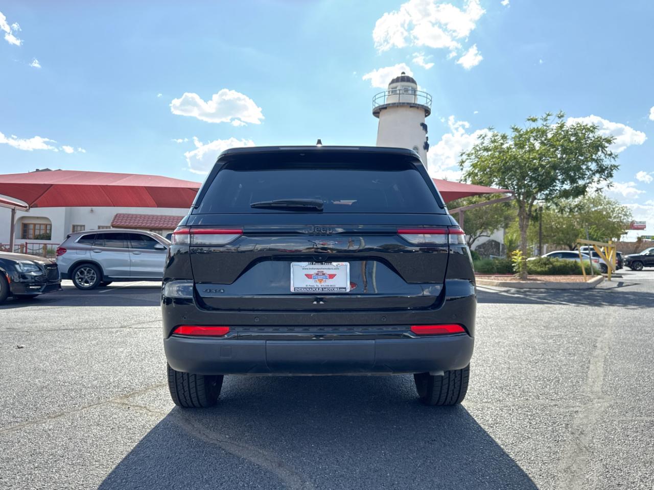 Jeep Grand Cherokee Laredo 4WD 2024