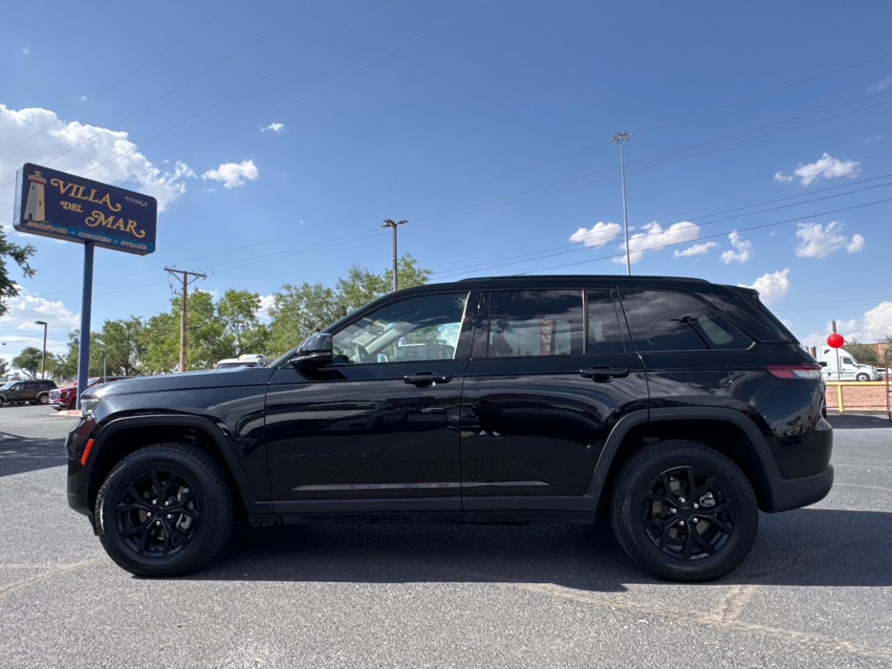 Jeep Grand Cherokee Laredo 4WD 2024
