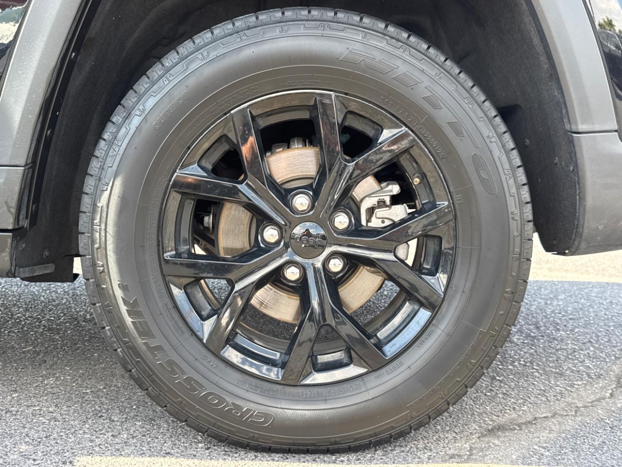 Jeep Grand Cherokee Laredo 4WD 2024