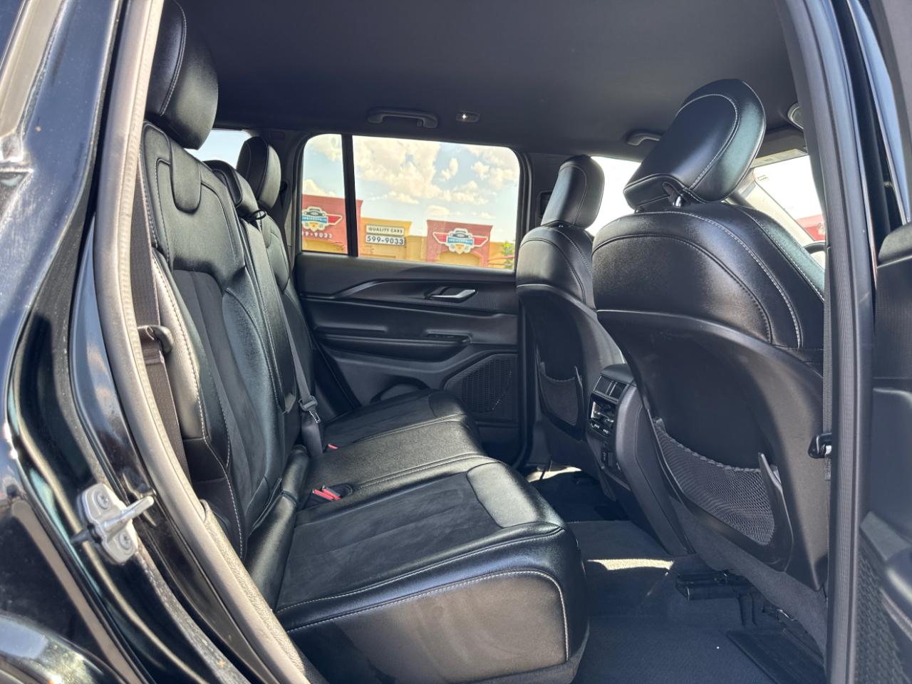 Jeep Grand Cherokee Laredo 4WD 2024