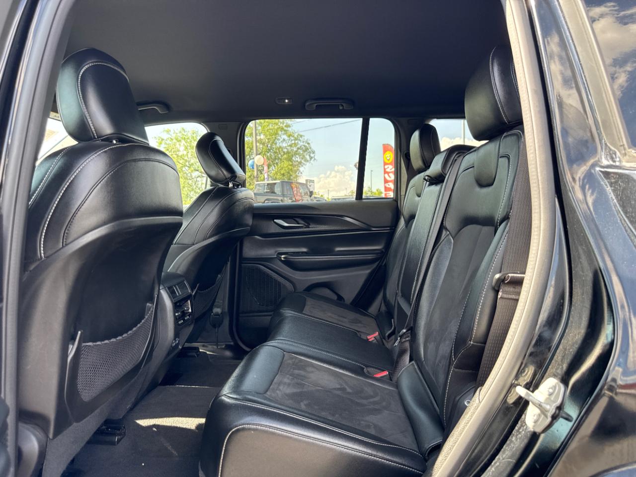 Jeep Grand Cherokee Laredo 4WD 2024