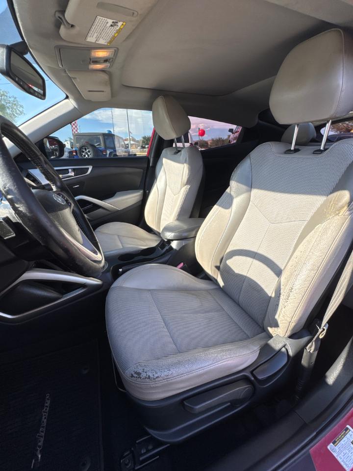 Hyundai Veloster Base 2013