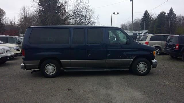 Ford Econoline Wagon E-150 XL 2002