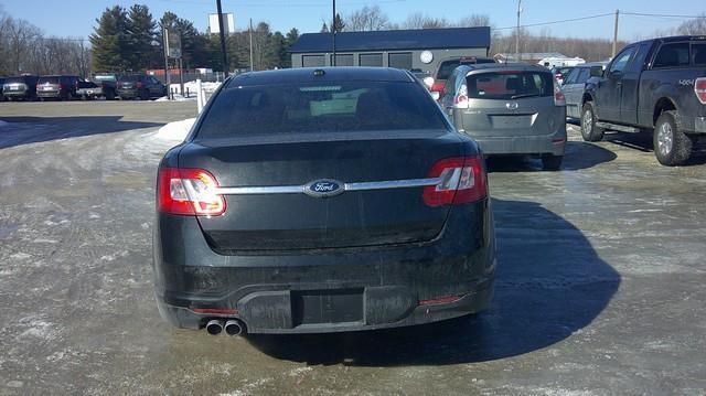 Ford Taurus Limited FWD 2010