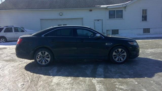 Ford Taurus Limited FWD 2010