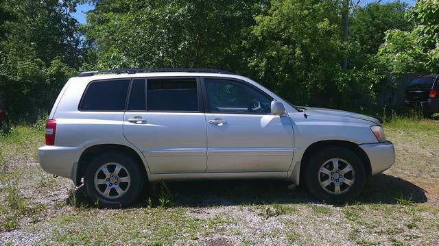 Toyota Highlander V6 2WD with 3rd-Row Seat 2004