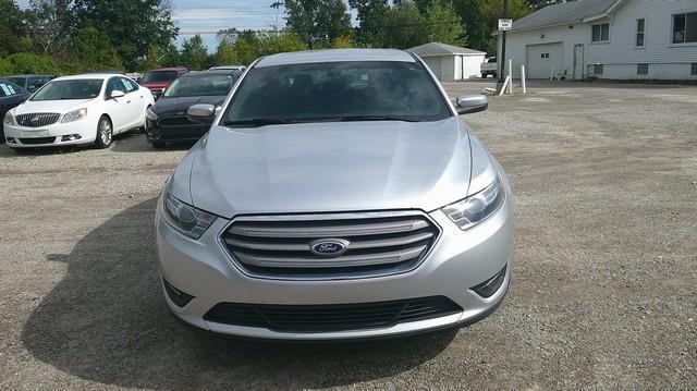 Ford Taurus photo 2
