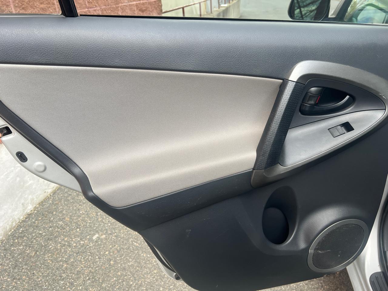 Toyota RAV4 Base I4 4WD 2012