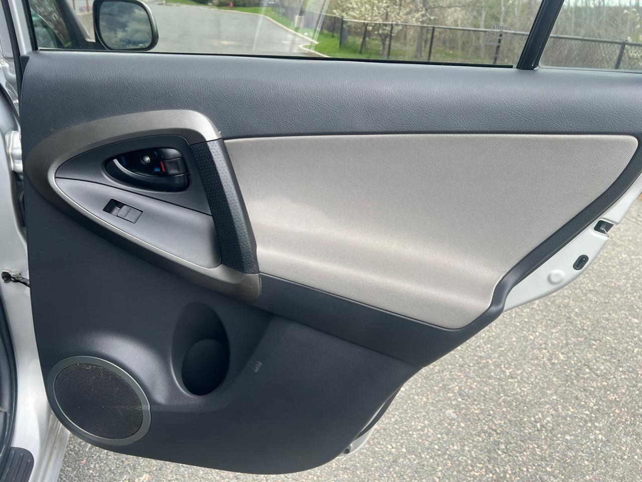 Toyota RAV4 Base I4 4WD 2012