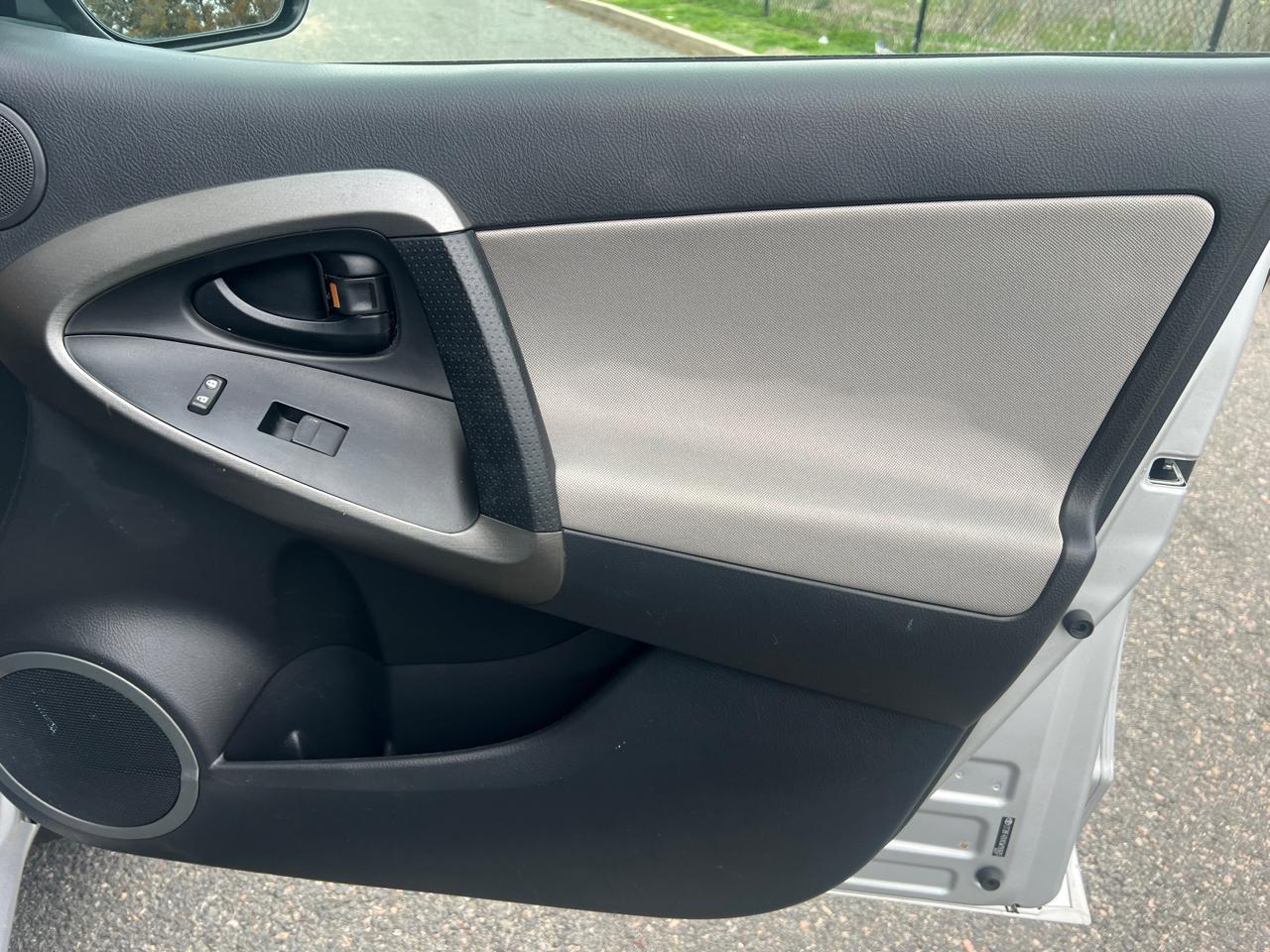 Toyota RAV4 Base I4 4WD 2012