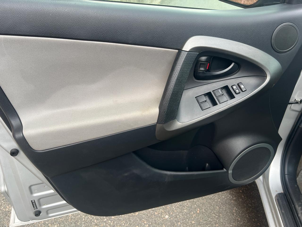 Toyota RAV4 Base I4 4WD 2012