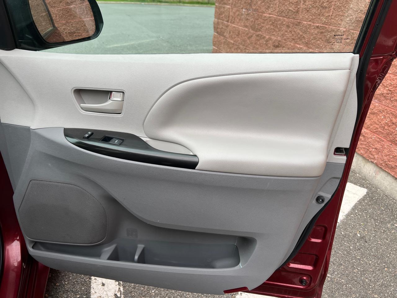 Toyota Sienna LE FWD 8-Passenger V6 2014