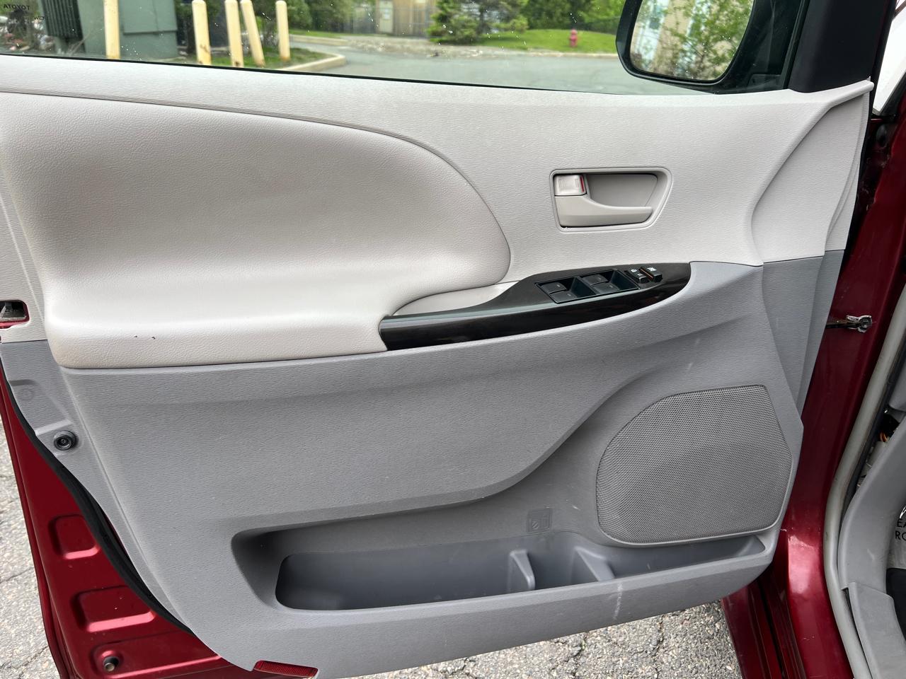 Toyota Sienna LE FWD 8-Passenger V6 2014