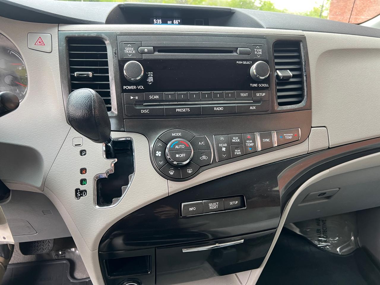Toyota Sienna LE FWD 8-Passenger V6 2014