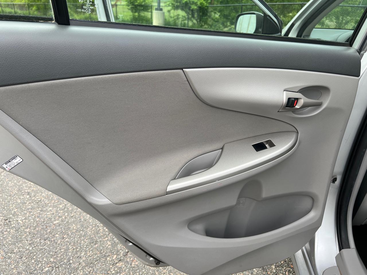 Toyota Corolla 4dr Sdn Auto LE (Natl) 2010