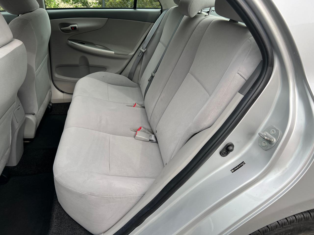 Toyota Corolla 4dr Sdn Auto LE (Natl) 2010