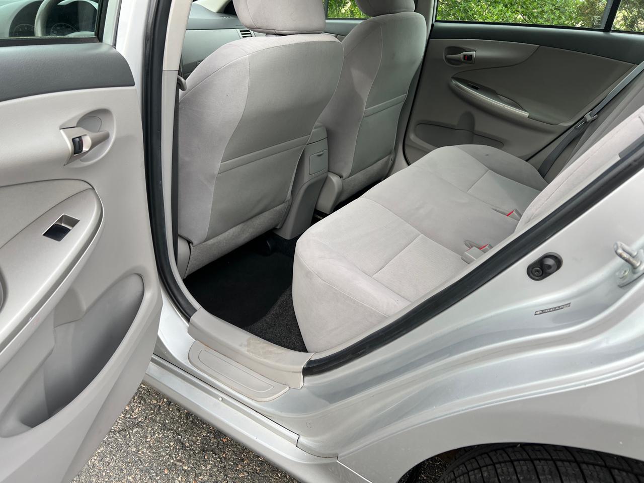 Toyota Corolla 4dr Sdn Auto LE (Natl) 2010