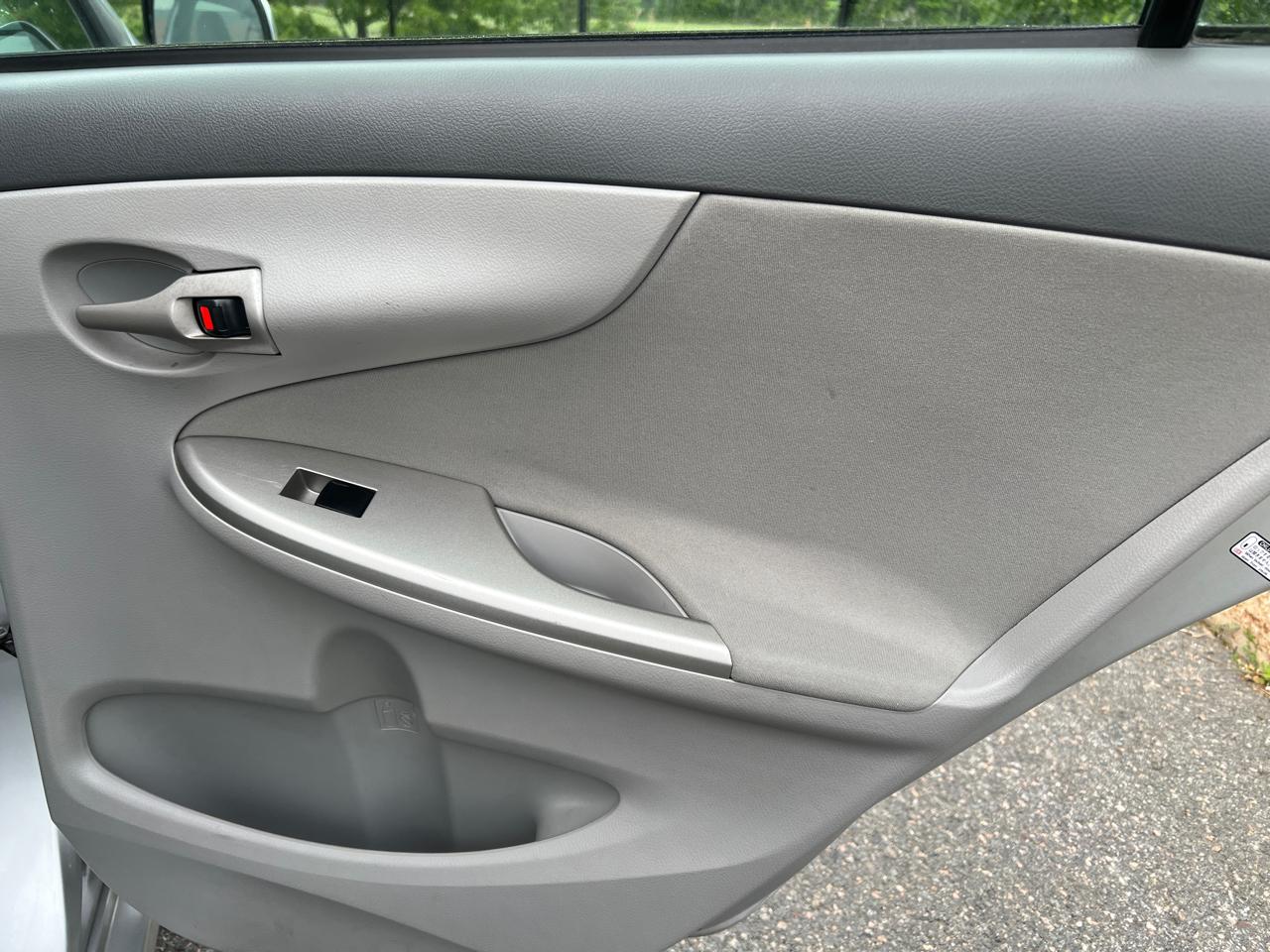 Toyota Corolla 4dr Sdn Auto LE (Natl) 2010