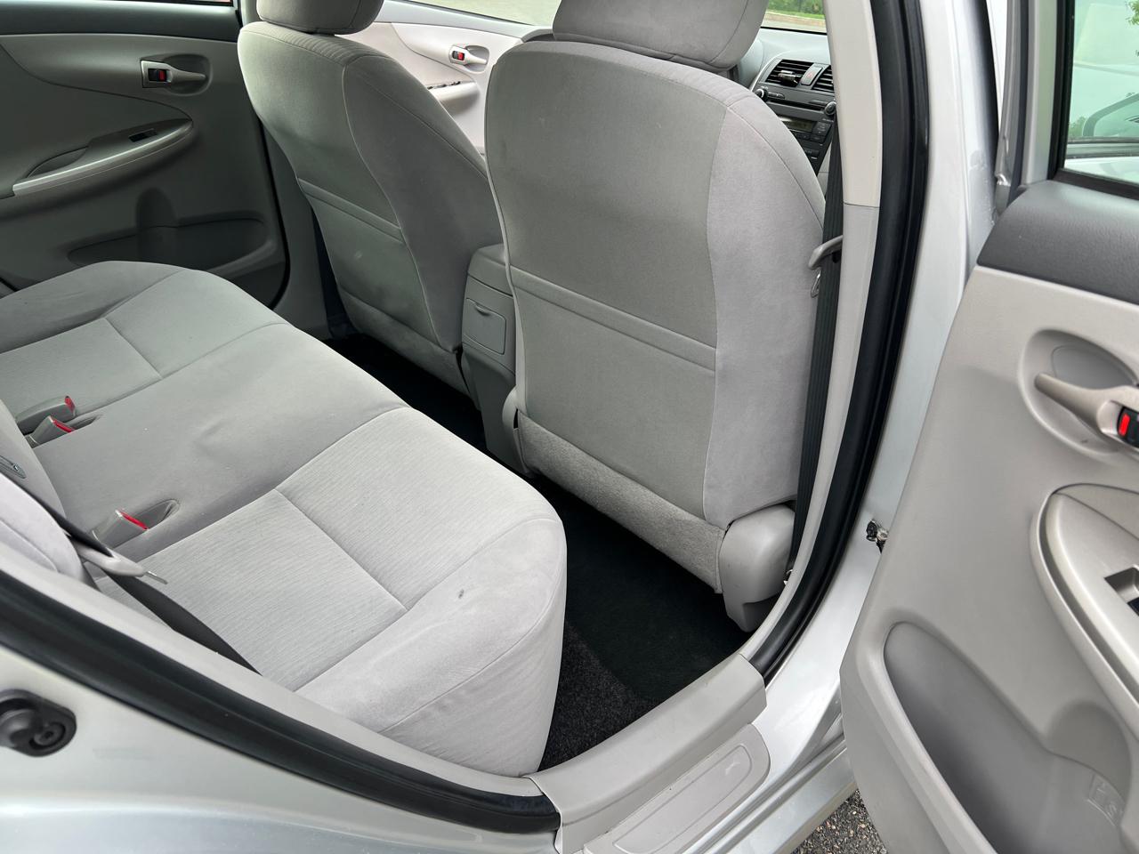Toyota Corolla 4dr Sdn Auto LE (Natl) 2010