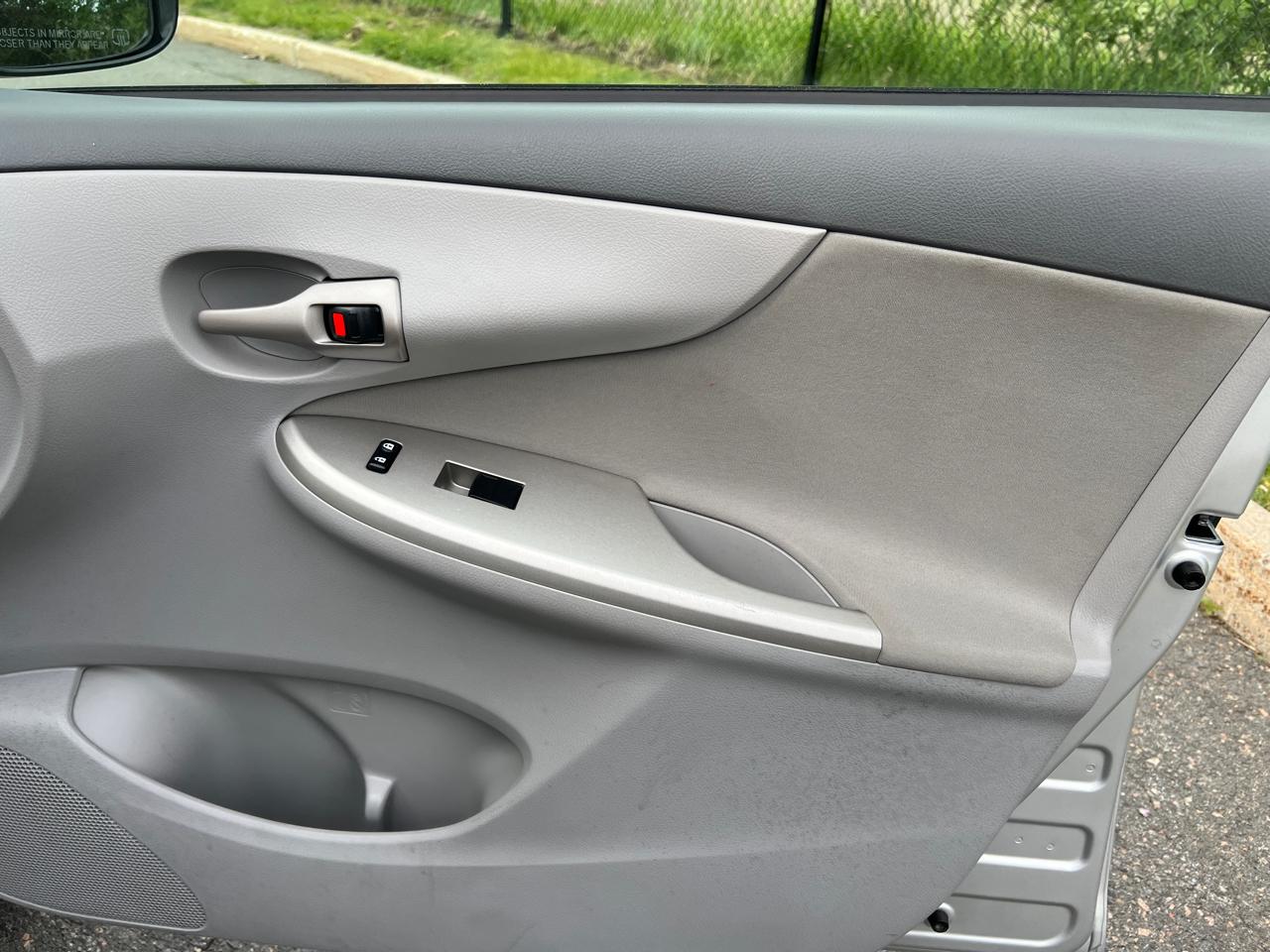 Toyota Corolla 4dr Sdn Auto LE (Natl) 2010
