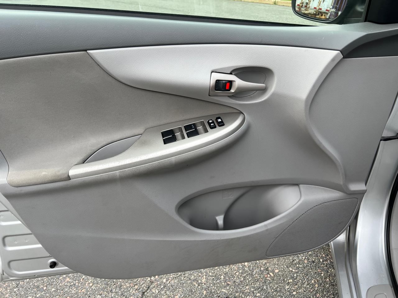 Toyota Corolla 4dr Sdn Auto LE (Natl) 2010