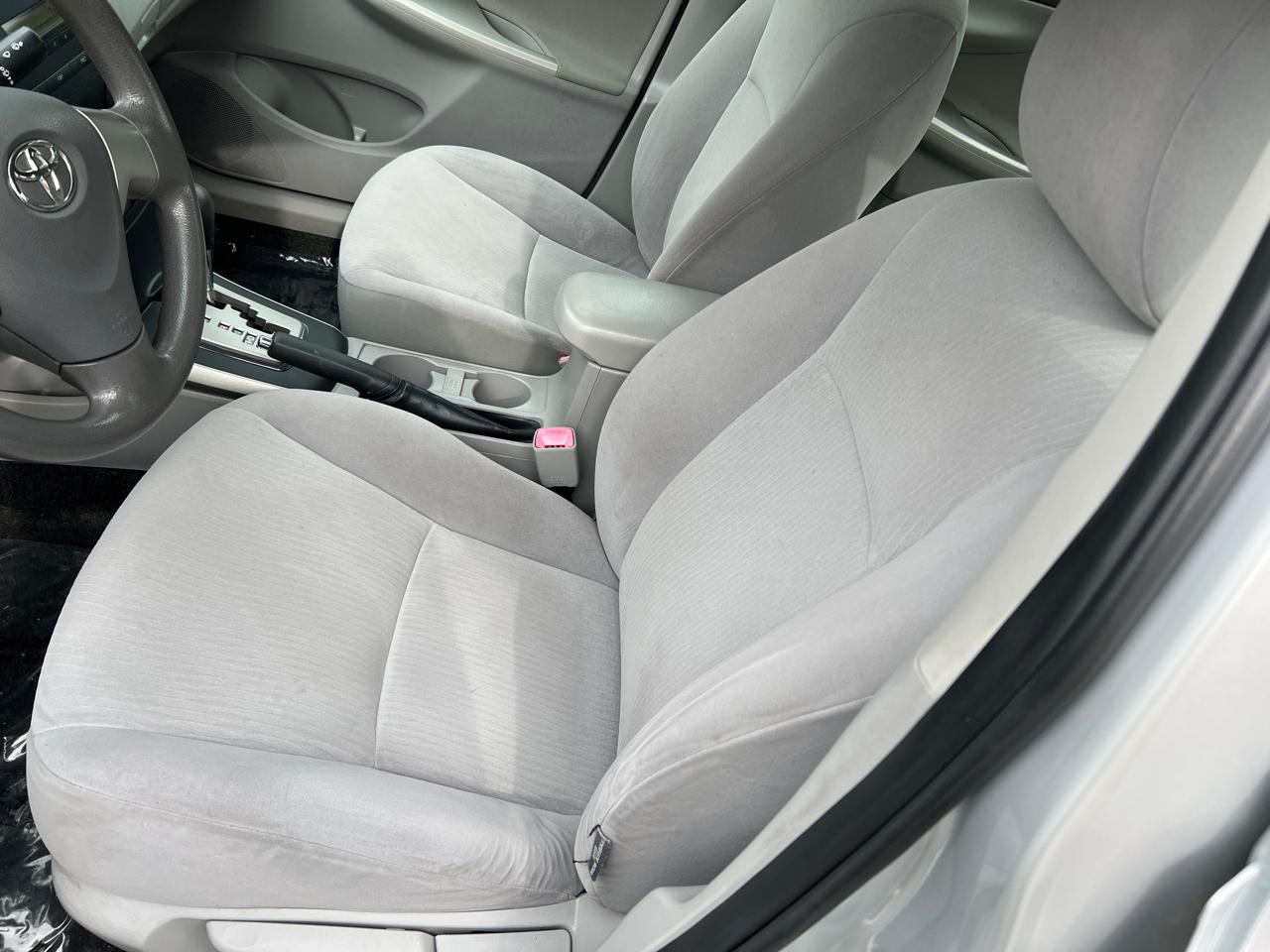 Toyota Corolla 4dr Sdn Auto LE (Natl) 2010