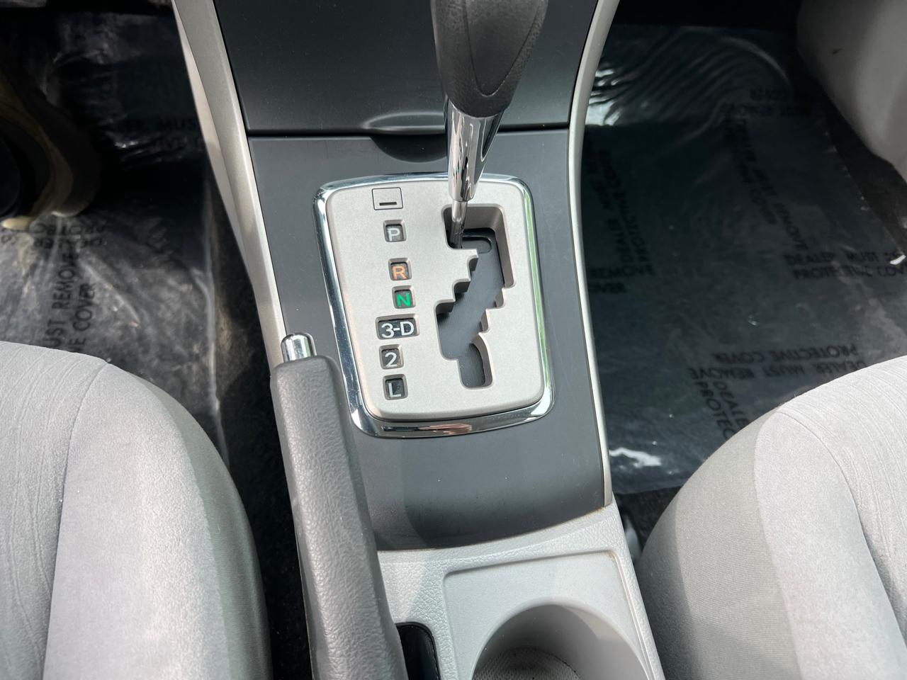 Toyota Corolla 4dr Sdn Auto LE (Natl) 2010