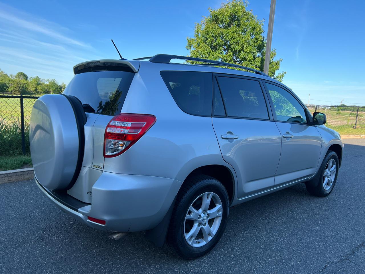 Toyota RAV4 XLE 4D SUV AWD 2012