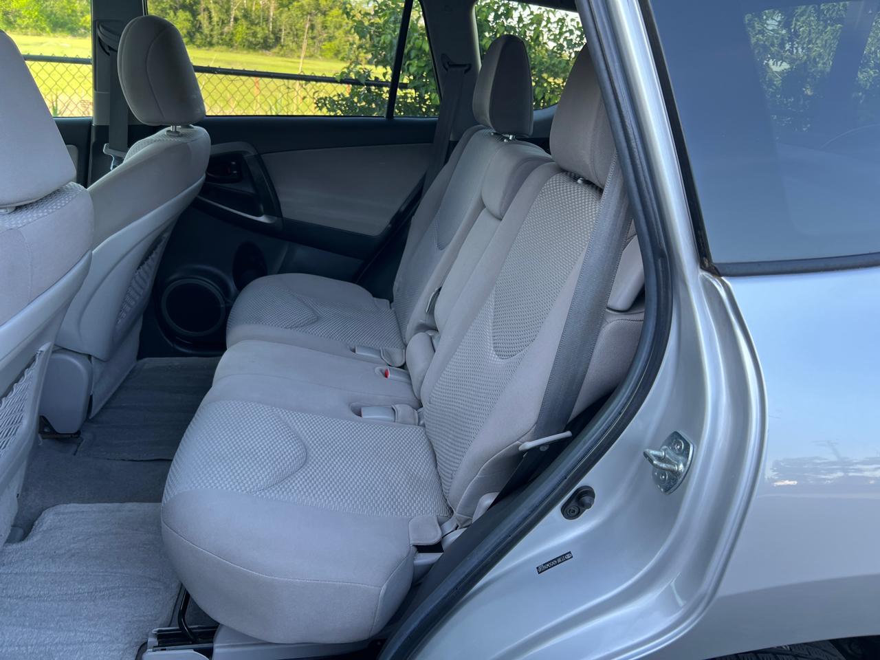 Toyota RAV4 XLE 4D SUV AWD 2012