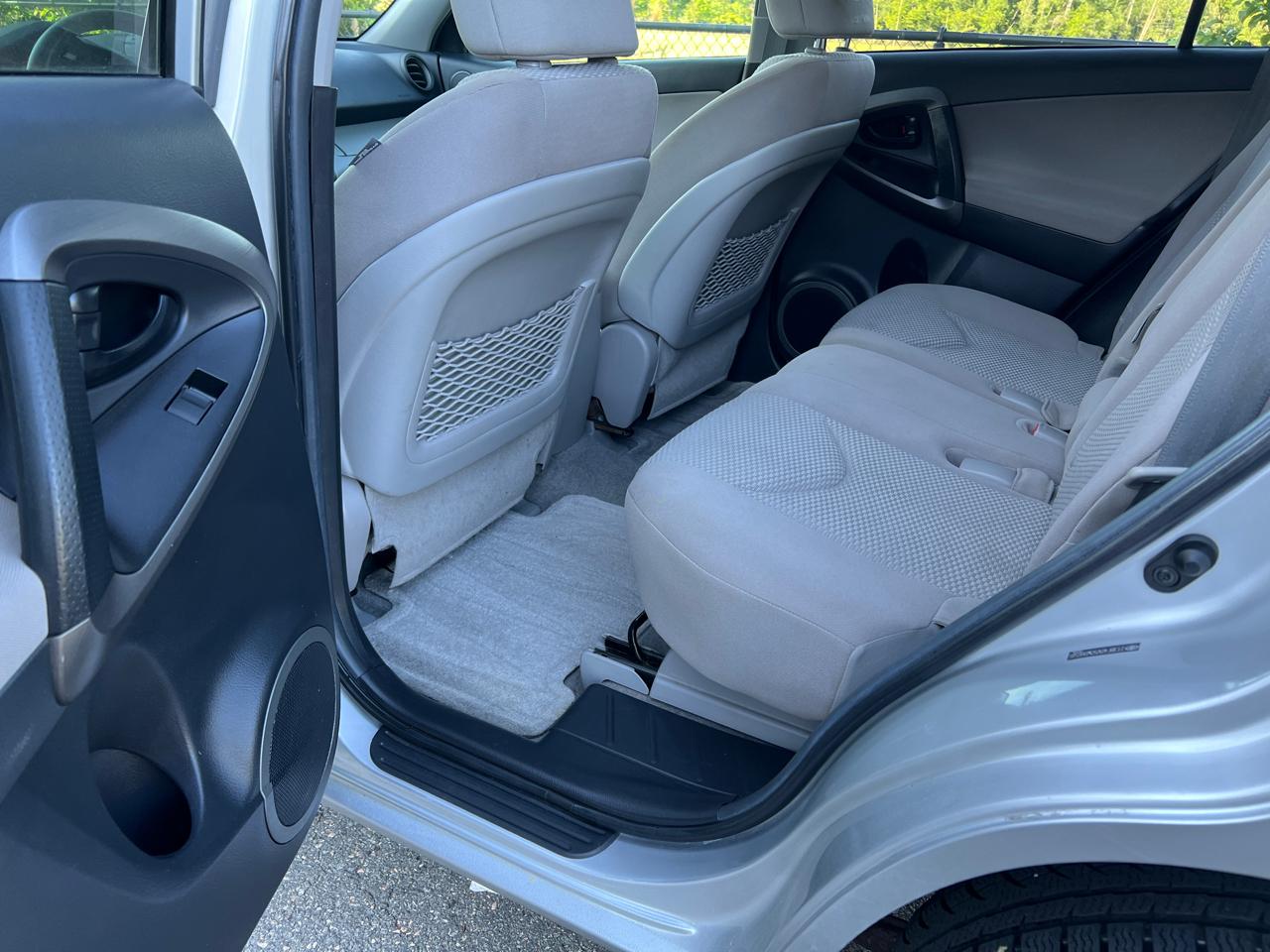 Toyota RAV4 XLE 4D SUV AWD 2012