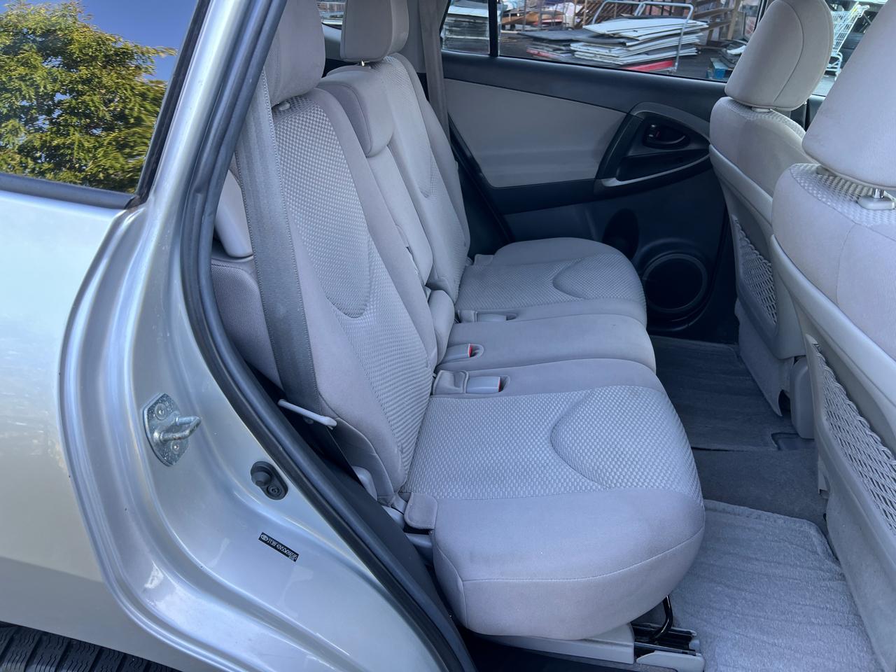 Toyota RAV4 XLE 4D SUV AWD 2012