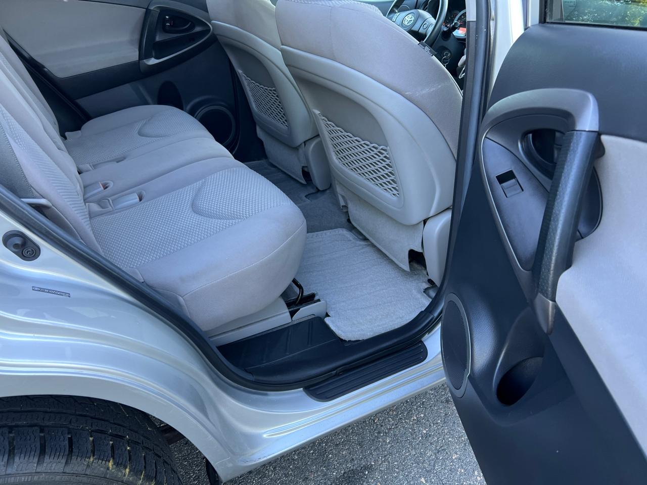 Toyota RAV4 XLE 4D SUV AWD 2012