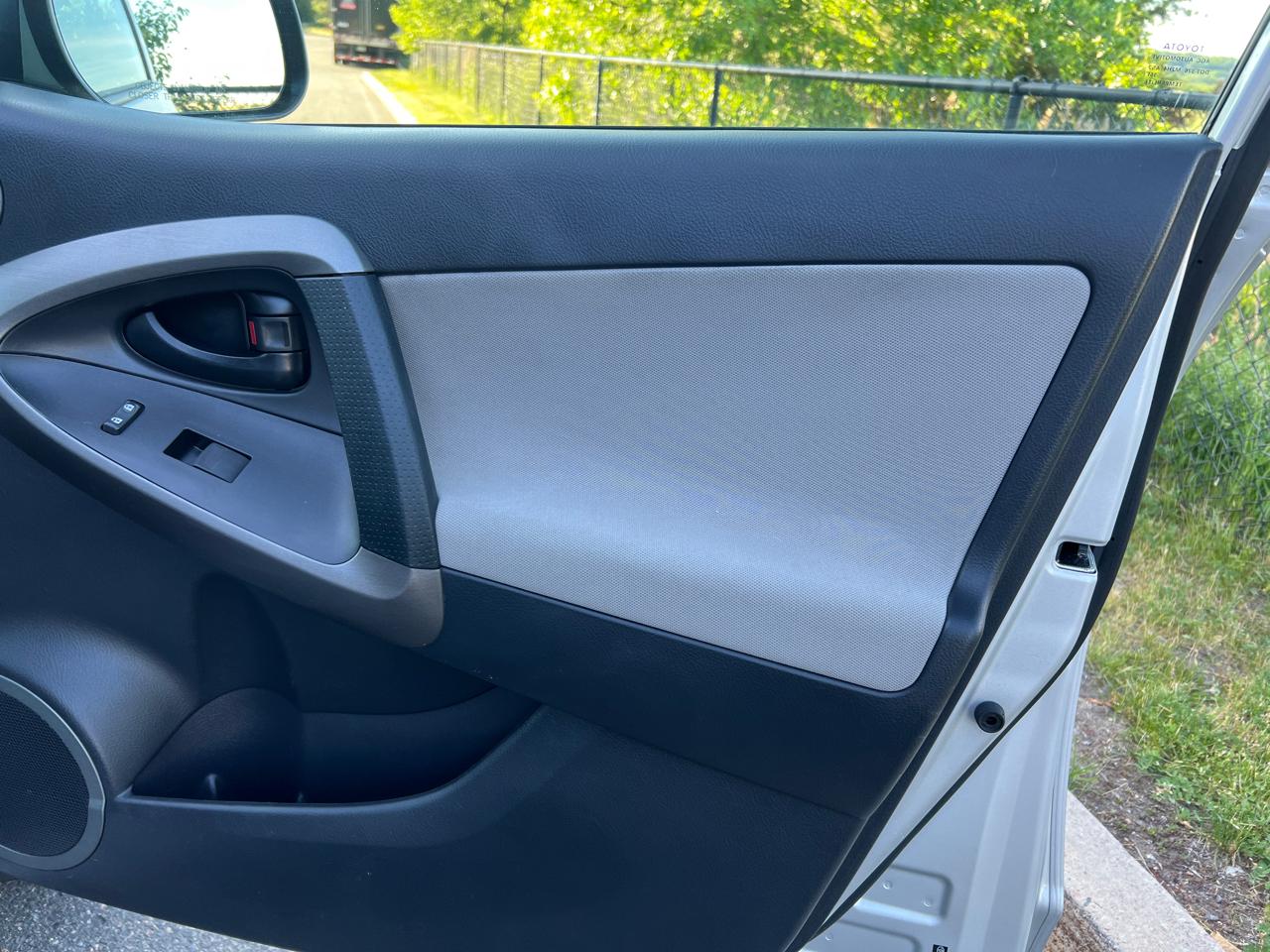 Toyota RAV4 XLE 4D SUV AWD 2012